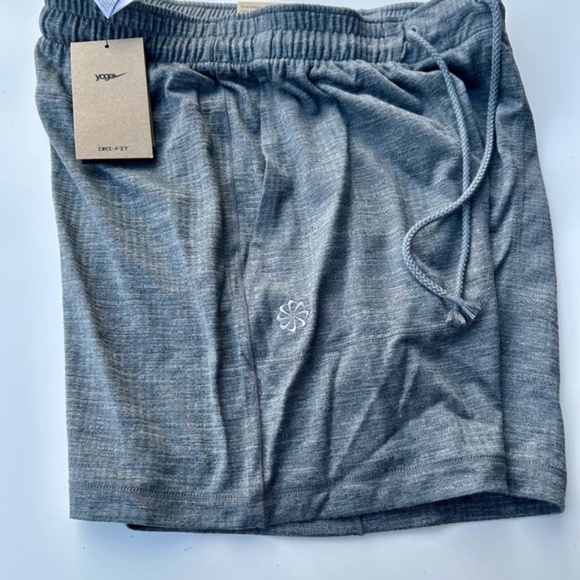 New Nike Yoga Dri Fit Shorts 4" Length Gray Size Small - Picture 1 of 9